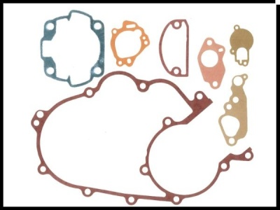 Conjunto de juntas de motor em várias cores sobre fundo branco