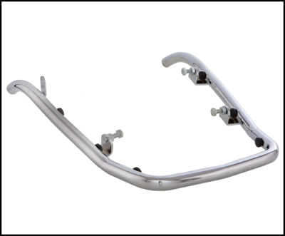 Barre para proteção cromada com parafusos num fundo branco