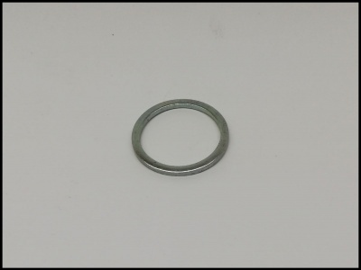 Anel metálico prateado numa superfície branca