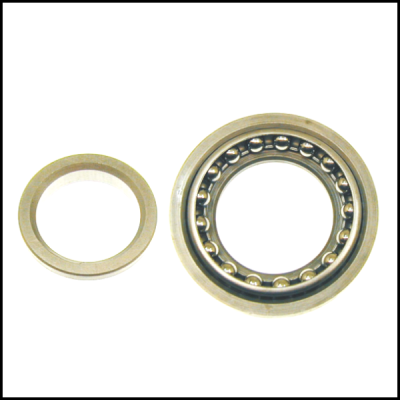 Dois rolamentos de esferas metálicos prateados, um maior com esferas visíveis e um menor sólido