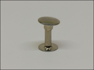 puxador metálico prateado com formato redondo