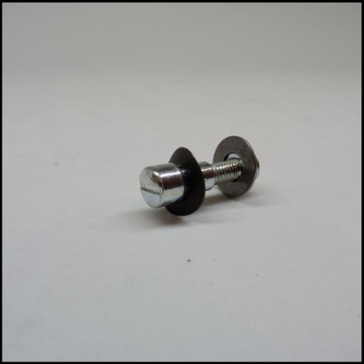 Parafuso metálico com duas arruelas sobre superfície branca