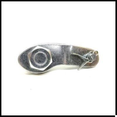 Peça metálica prateada com porca e pino de segurança