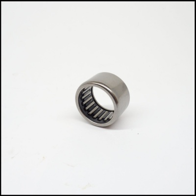 Rolamento de agulhas cilíndrico metálico sobre fundo branco