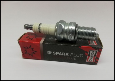 Vela de ignição Champion SPARK PLUG PLUS em cima da caixa