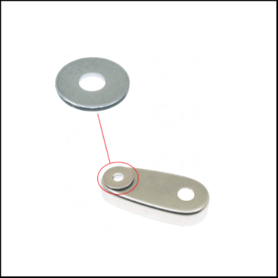 Duas peças metálicas prateadas sobre fundo branco