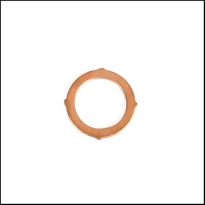 Anel metálico redondo de cobre com três saliências, visto de cima, em fundo branco