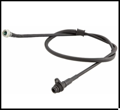 Cabo preto com conectores metálicos nas extremidades