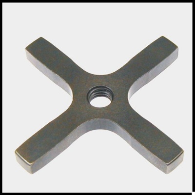 Peça metálica em forma de cruz com rosca central
