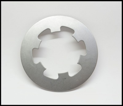 Disco metálico circular prateado com recortes centrais