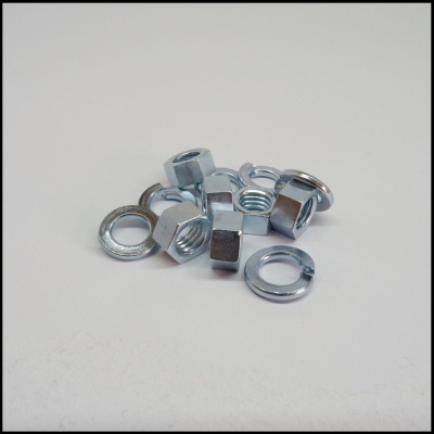 Porcas e anilhas metálicas prateadas sobre superfície branca