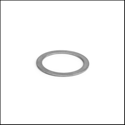 Anel ou junta de metal cinza sobre fundo branco