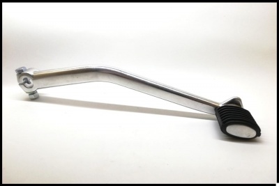 Pedal metálico com ponta de borracha preta sobre fundo branco