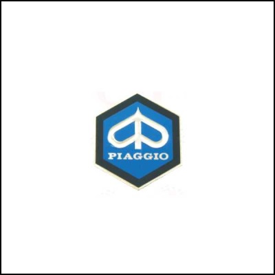 Emblema metálico hexagonal da Piaggio com logotipo branco sobre fundo azul