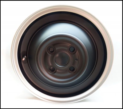 Jante de automóvel metálica preta e prateada com quatro furos para parafusos.