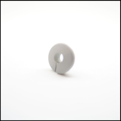 Anilha cinza circular com orifício e racha vertical