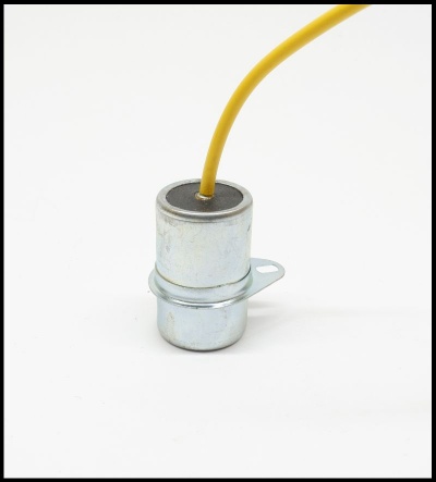Condensador metálico cilíndrico prateado com fio amarelo