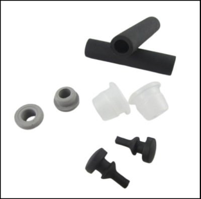 Conjunto de peças de borracha e silicone em várias cores sobre fundo branco