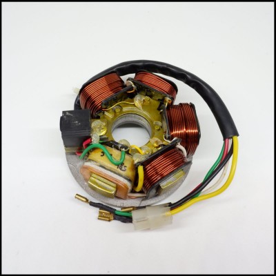 Peça elétrica com bobinas de cobre e fios coloridos sobre fundo branco