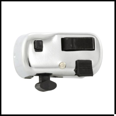 Dispositivo metálico prateado com botões e alavanca preta