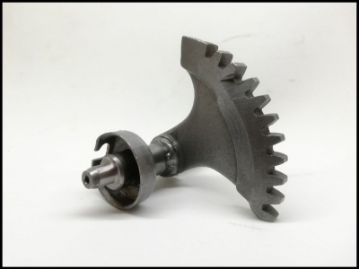 Peça mecânica metálica cinzenta com formato de engrenagem e dentes