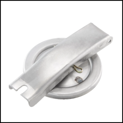 Duas peças metálicas prateadas isoladas em fundo branco