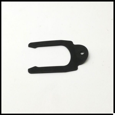 Peça plástica preta em forma de U com orifício sobre fundo branco