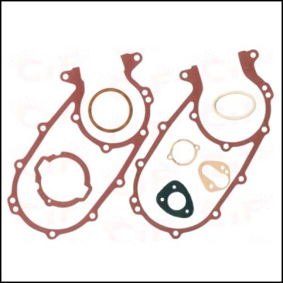 Conjunto de várias juntas planas de motor em cores vermelha, castanha, branca e preta sobre fundo branco