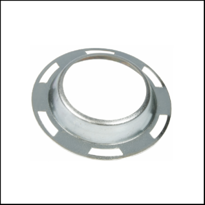 Peça metálica redonda prateada com fendas e parte central elevada