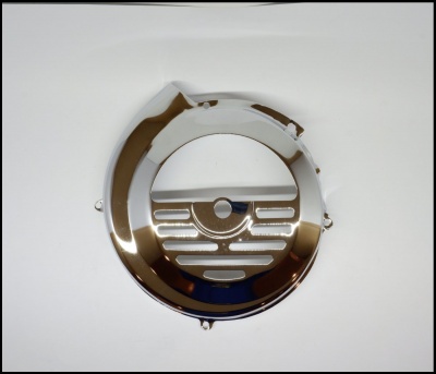 Tampa metálica redonda cromada refletiva sobre fundo branco