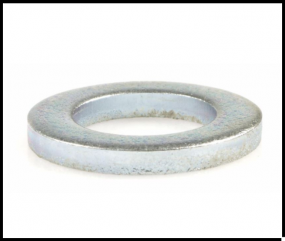 Anel metálico prateado circular plano em fundo branco