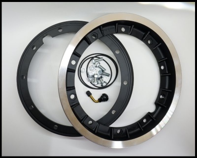 Peças para roda de bicicleta organizadas sobre fundo branco