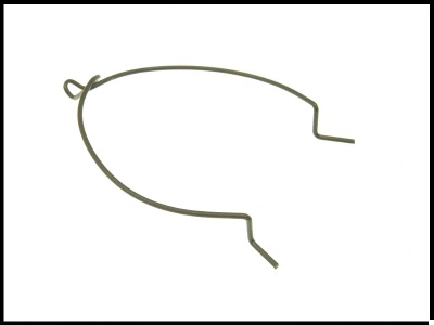 Peça metálica curva verde-oliva sobre fundo branco