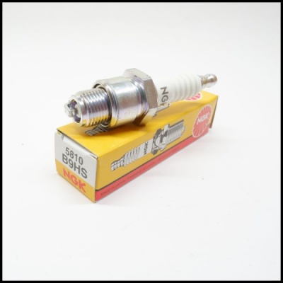 Vela de ignição NGK B9HS sobre caixa amarela vermelha