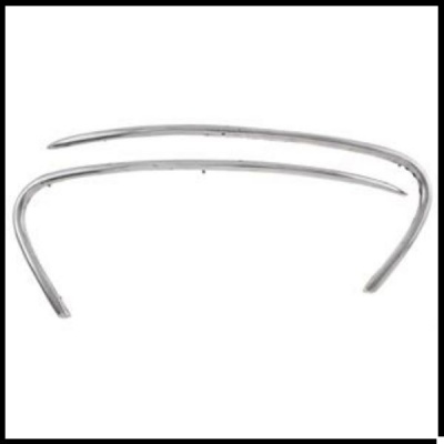 Dois frisos cromados curvos sobre fundo branco