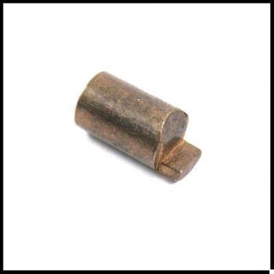 Peça metálica pequena castanha em fundo branco