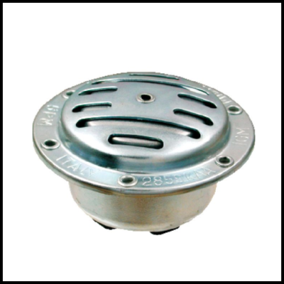 Peça metálica circular prateada com orifícios de ventilação e texto gravado na borda