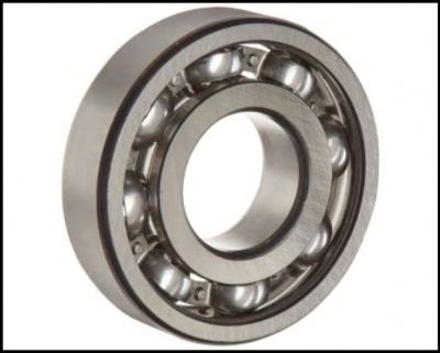 Rolamento de esferas metálico prateado sobre fundo branco