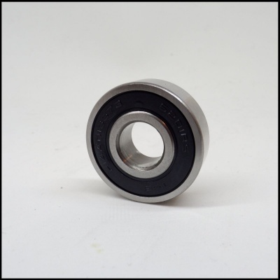 Rolamento de esferas em metal com anel prateado e selo preto com texto