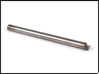 Eixo metálico cilíndrico prateado com ranhura numa extremidade