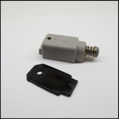 Peças de dispositivo cinzento e preto sobre fundo branco