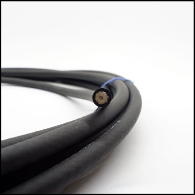 Cabo elétrico preto com condutor de cobre exposto em fundo branco