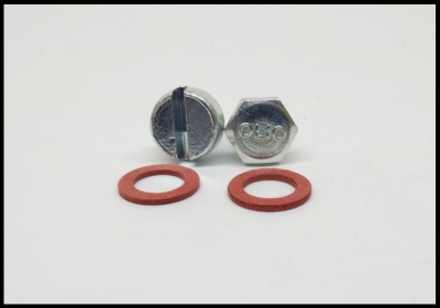 Dois parafusos metálicos e duas arruelas vermelhas sobre fundo branco