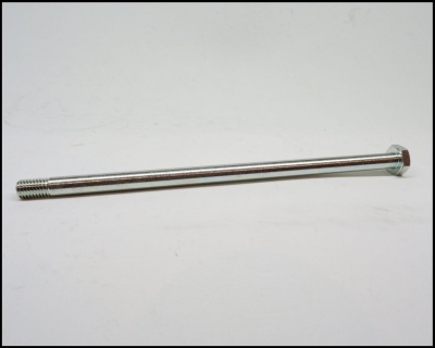 Parafuso metálico longo prateado com cabeça hexagonal em fundo branco