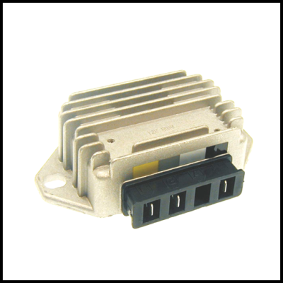 Regulador de voltagem retangular em metal com conector preto e aletas de arrefecimento