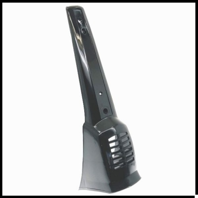 Peça de plástico preta brilhante com base larga e ventilação