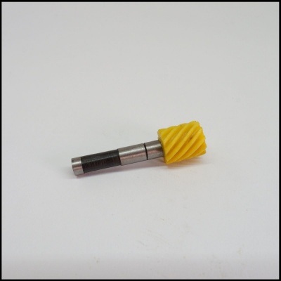 Ferramenta de corte metálica e amarela sobre fundo branco