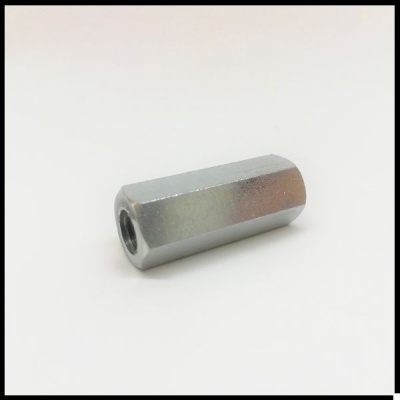 Porca de acoplamento metálica hexagonal prateada sobre fundo branco