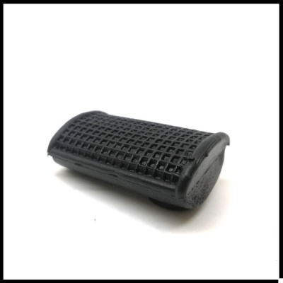 Pedaleira preta para moto com textura quadriculada