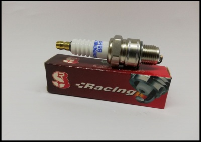 Vela de ignição BERU B8 HS sobre caixa vermelha Racing